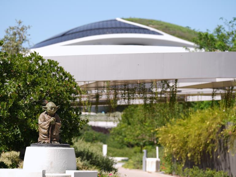 Eine Skulptur der «Star Wars»-Figur Yoda ist während einer Vorabbesichtigung des Museums entlang eines Spazierwegs im Gartenbereich des Lucas Museum of Narrative Art zu sehen. Eine Skulptur der «Star Wars»-Figur Yoda ist während einer Vorabbesichtigung des Museums entlang eines Spazierwegs im Gartenbereich des Lucas Museum of Narrative Art zu sehen.