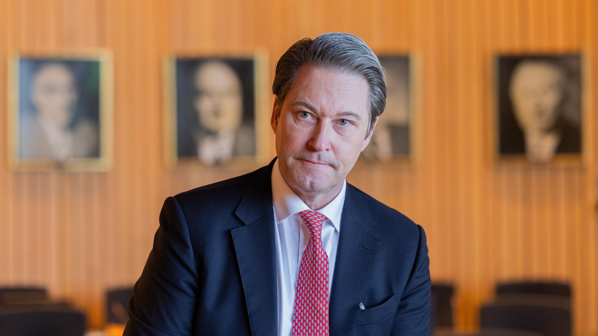 Andreas Scheuer (CSU), ehemaliger Bundesverkehrsminister, steht im Saal des Parlamentarischen Untersuchungsausschusses "Brückendesaster und Infrastrukturstau" im Landtag.