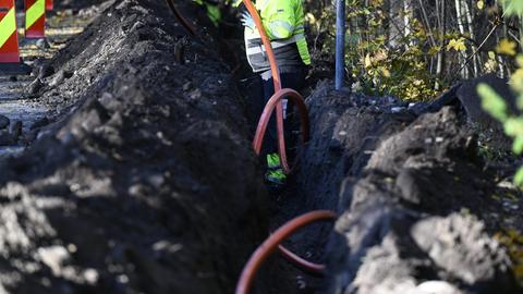 Finnland, Espoo: Auf der Baustelle des schwedischen Unternehmens GlobalConnect wird ein neues Glasfaserkabel installiert. 