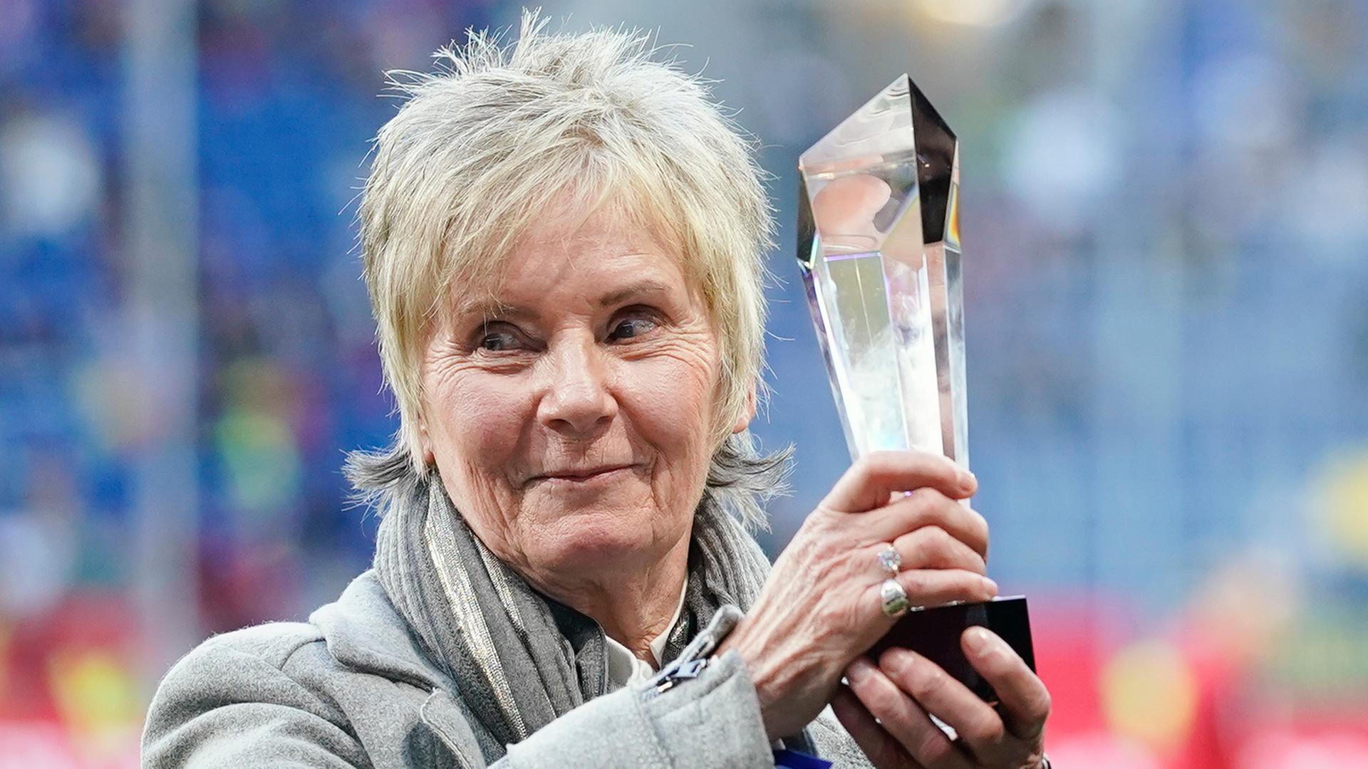 FrauenFußball Tina Theune erhält für Lebenswerk Ehrenpreis des DFB