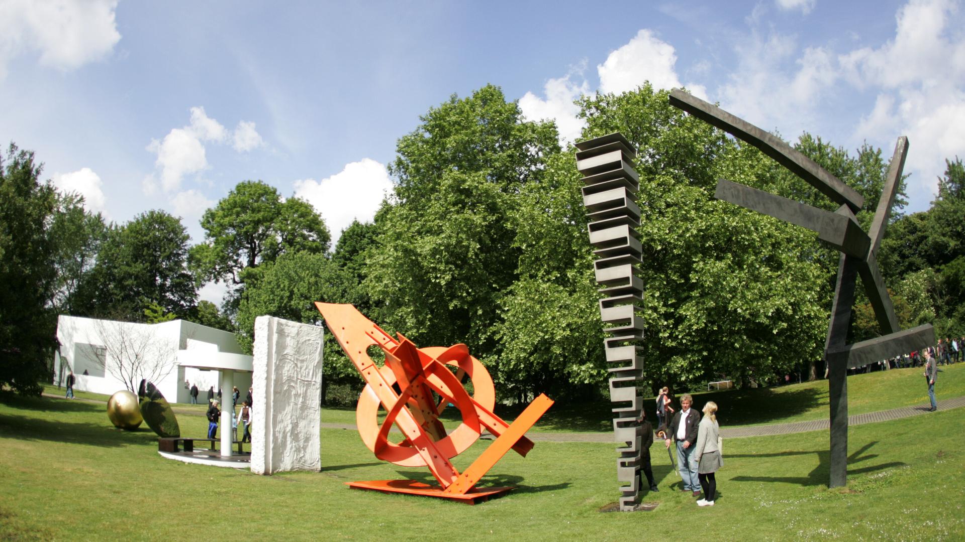 KölnSkulptur #6 ist die sechste Neuinszenierung von Außenskulpturen im Skulpturenpark Köln. Die sogenannte "Kölner Reihe" von 2011 des Künstlers Florian Slotawa unter anderem mit einem Werk von Joel Shapiro (rechts). KölnSkulptur #6 ist die sechste Neuinszenierung von Außenskulpturen im Skulpturenpark Köln. Die sogenannte "Kölner Reihe" von 2011 des Künstlers Florian Slotawa unter anderem mit einem Werk von Joel Shapiro (rechts).
