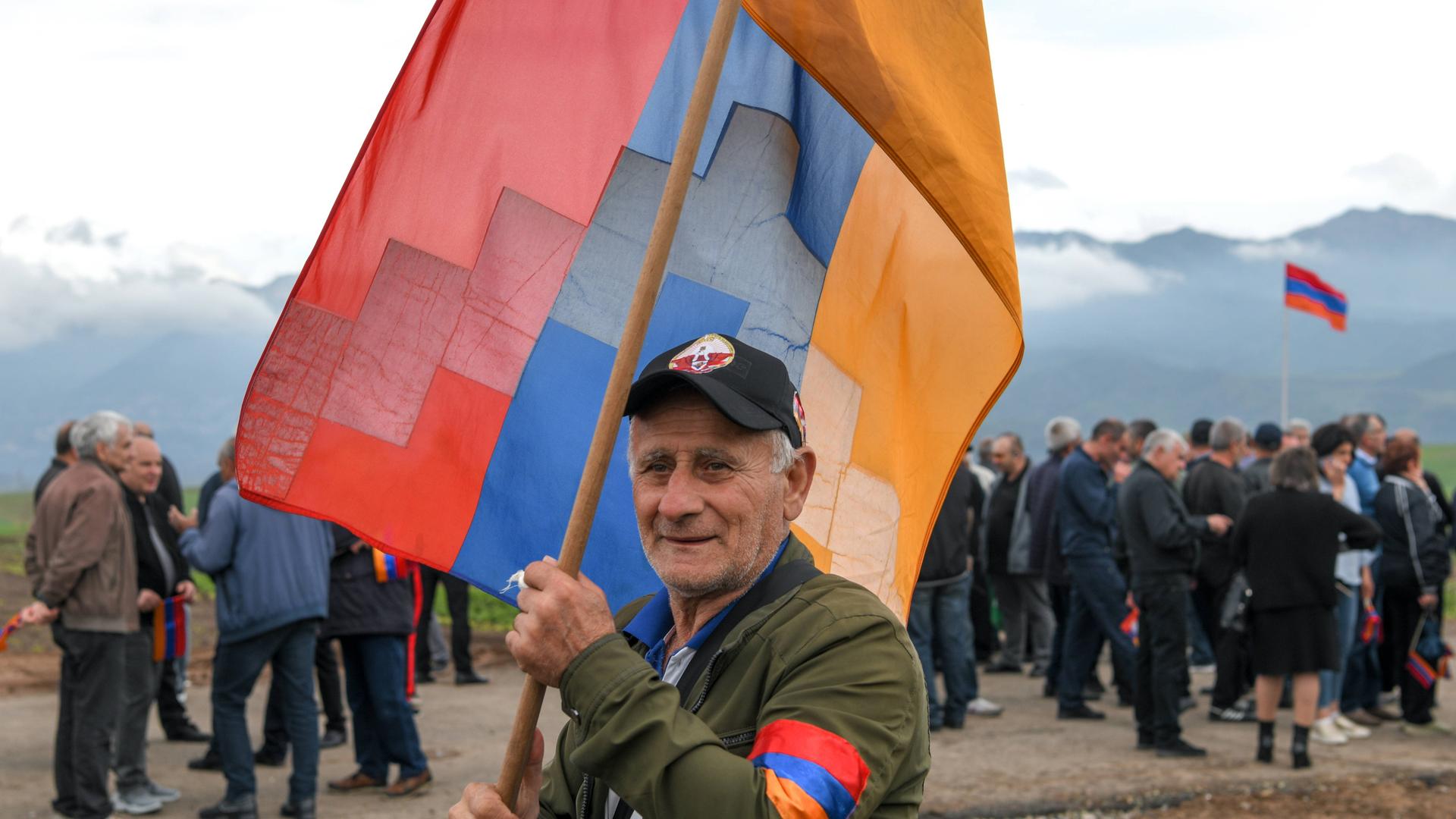 Ein Demonstrant mit einer Bergkarabach-Flagge ist während einer Kundgebung an der armenisch-aserbaidschanischen Grenze zu sehen. 