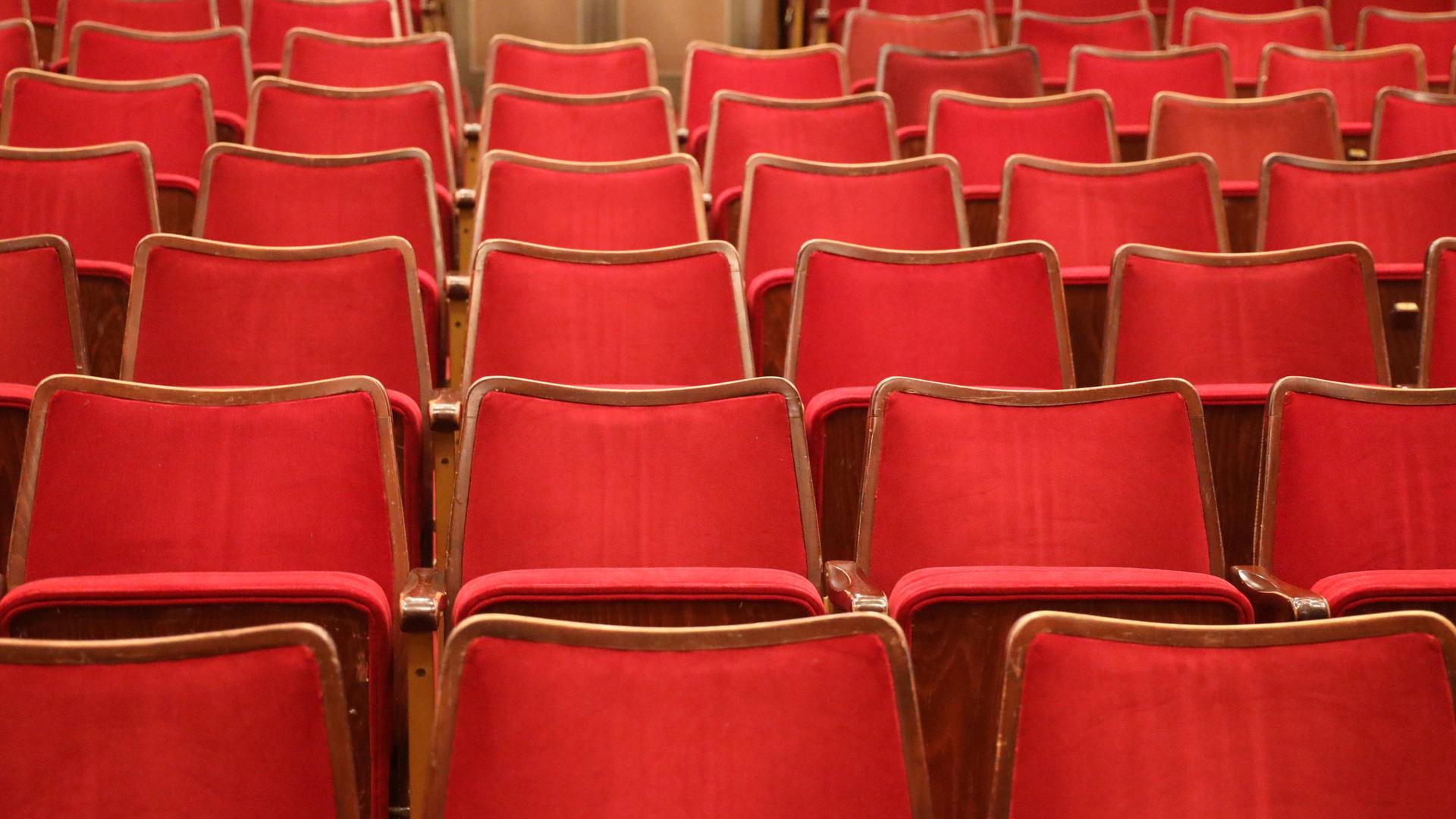 Ein leerer Zuschauersaal in einem Theater