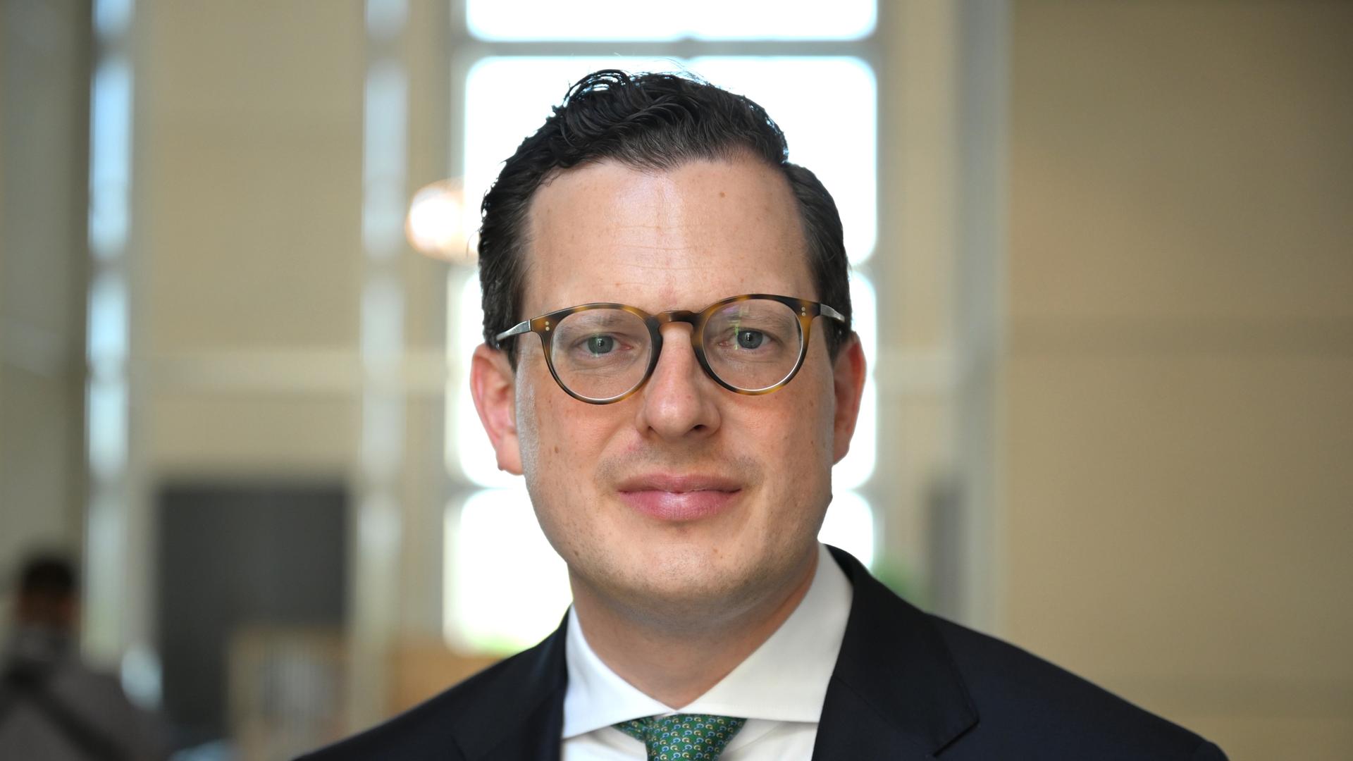 Der Rechtswissenschaftler Moritz Hennemann steht im Bundestag. 
