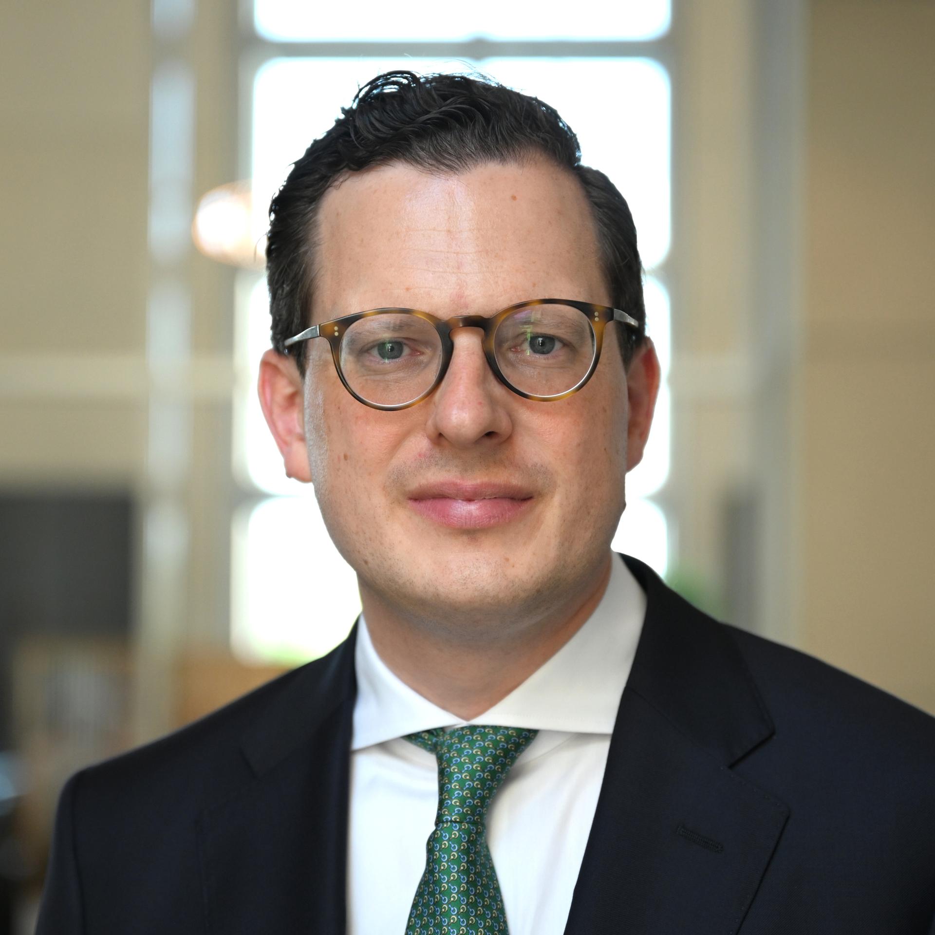 Der Rechtswissenschaftler Moritz Hennemann steht im Bundestag. 