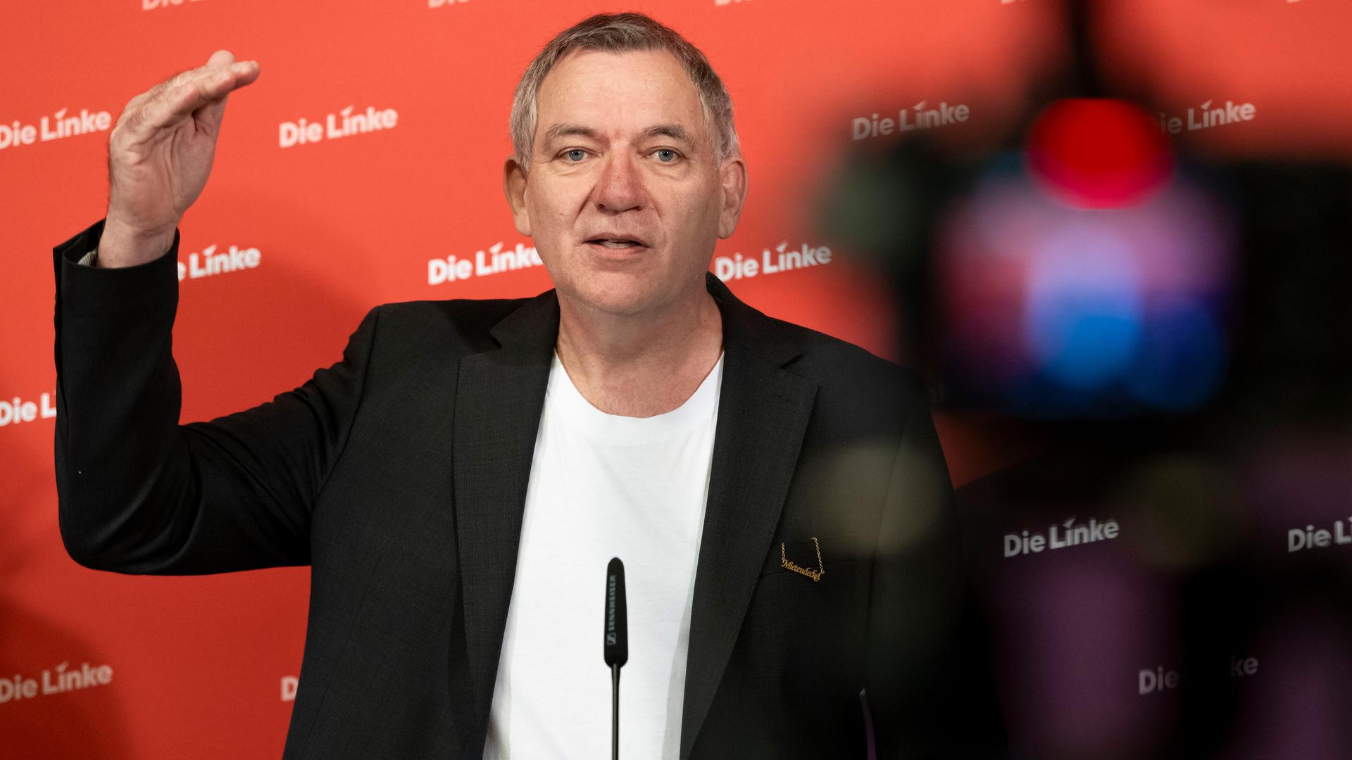 Jan van Aken spricht auf einer Pressekonferenz im Karl-Liebknecht-Haus in Berlin am 13. Oktober 2025 in ein Mikrofon