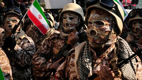 Teheran: Mitglieder der paramilitärischen Basidsch-Kräfte marschieren während einer Militärparade in der iranischen Hauptstadt.