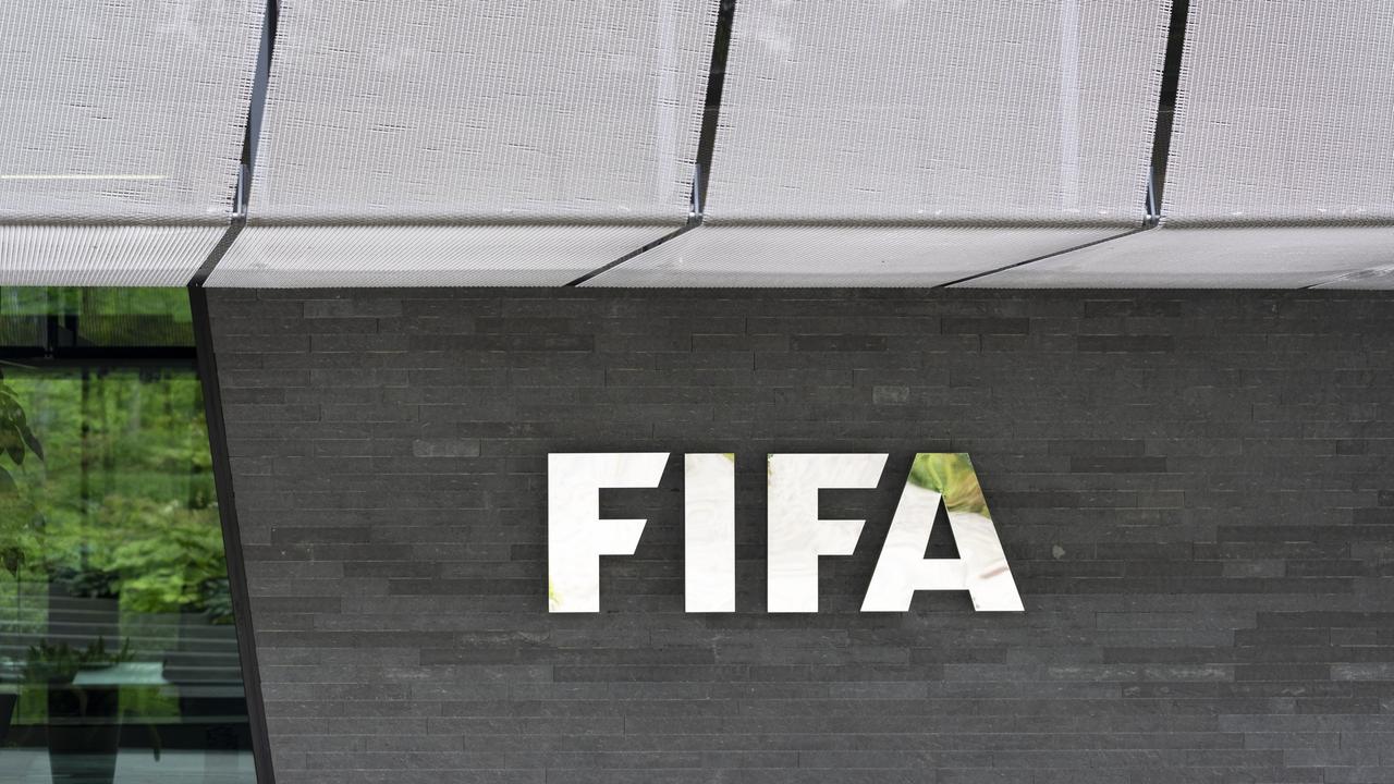 Auf dem Bild sieht man den silbernen Schriftzug auf der Granitschwarzen Wand des Fifa-Hauptsitz in Zürich.