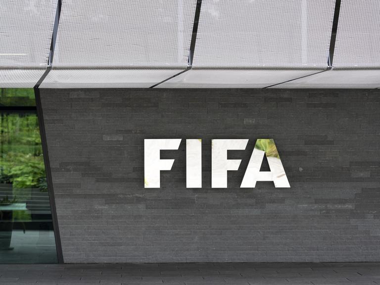 Blick auf die Fassade des Hauptsitzes der Fifa in Zürich.
