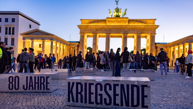 "80 Jahre Kriegs-Ende" steht auf Gedenk-Tafeln vor dem Brandenburger Tor in Berlin. 