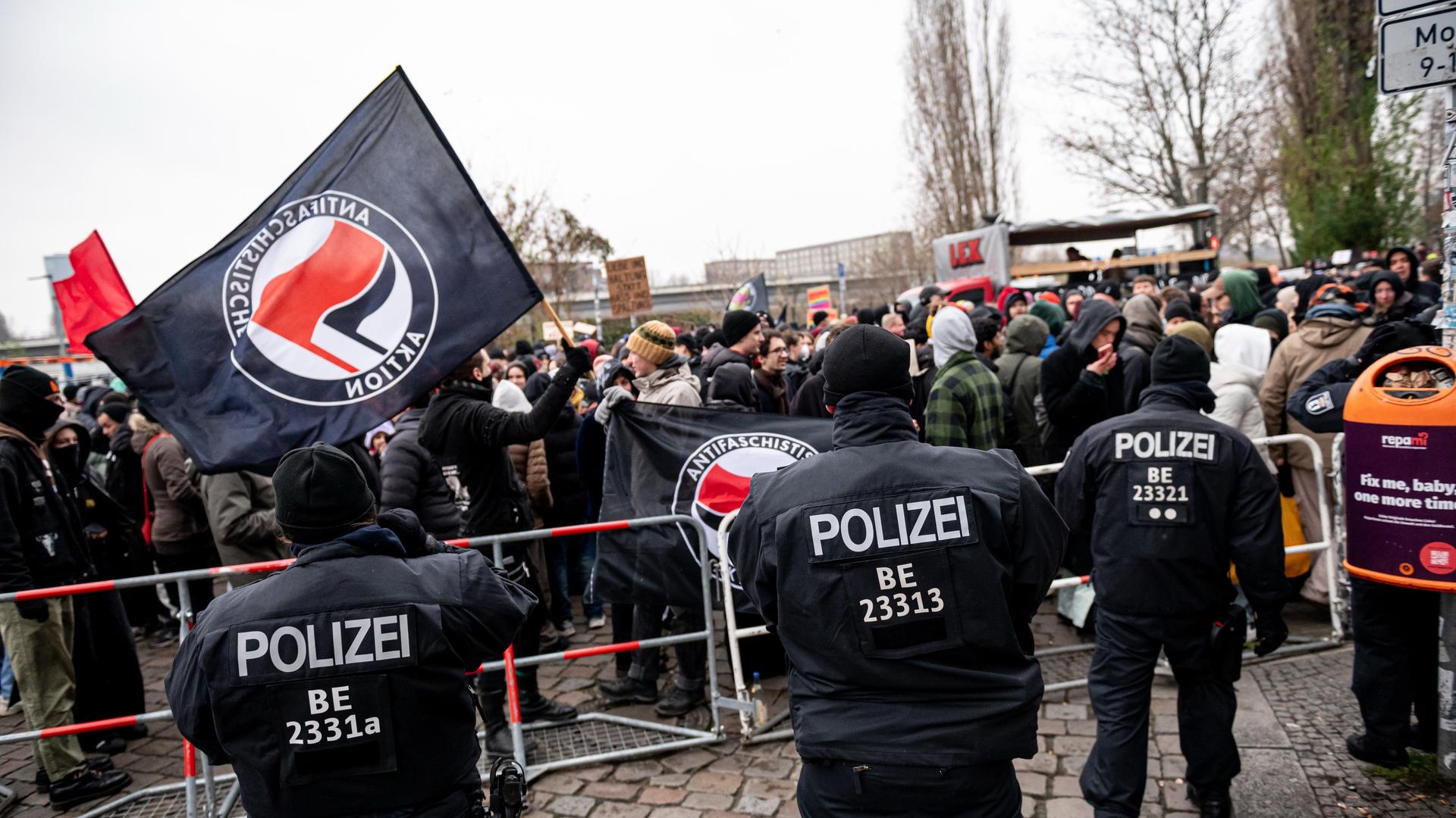 Menschen nehmen an einer Demonstration gegen einen rechtsradikalen Aufmarsch in Berlin-Friedrichshain teil. Menschen nehmen an einer Demonstration gegen einen rechtsradikalen Aufmarsch in Berlin-Friedrichshain teil.