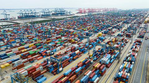 Luftaufnahme des Waigaoqiao Port in Shanghai im Osten Chinas