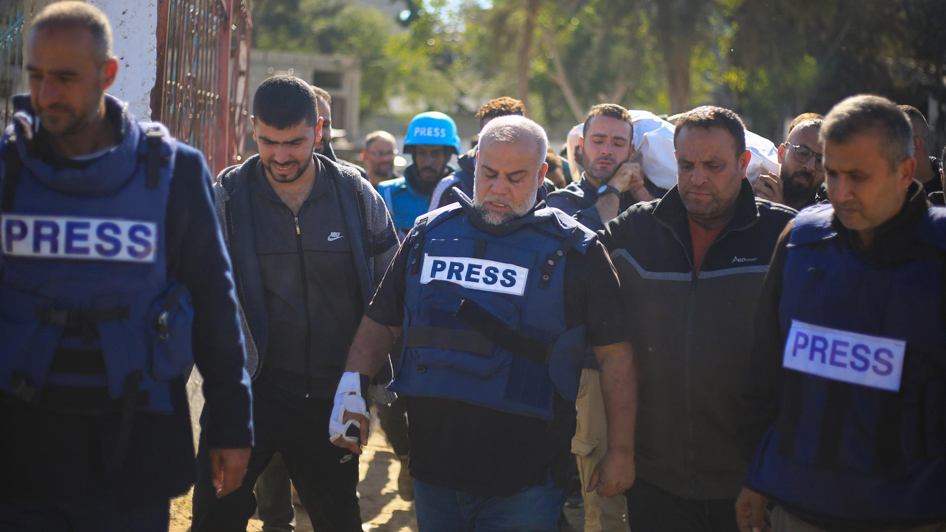Zu sehen sind mehrere trauernde Männer im Gazastreifen, die zum Teil Westen mit der Aufschrift "Presse" tragen. Zu sehen sind mehrere trauernde Männer im Gazastreifen, die zum Teil Westen mit der Aufschrift "Presse" tragen.