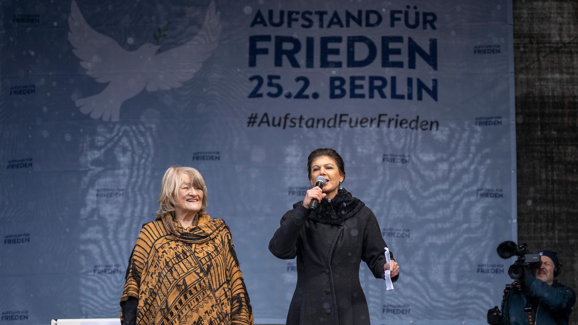 Alice Schwarzer und Sarah Wagenknecht reden bei der Demo "Aufstand für den Frieden" in Berlin.