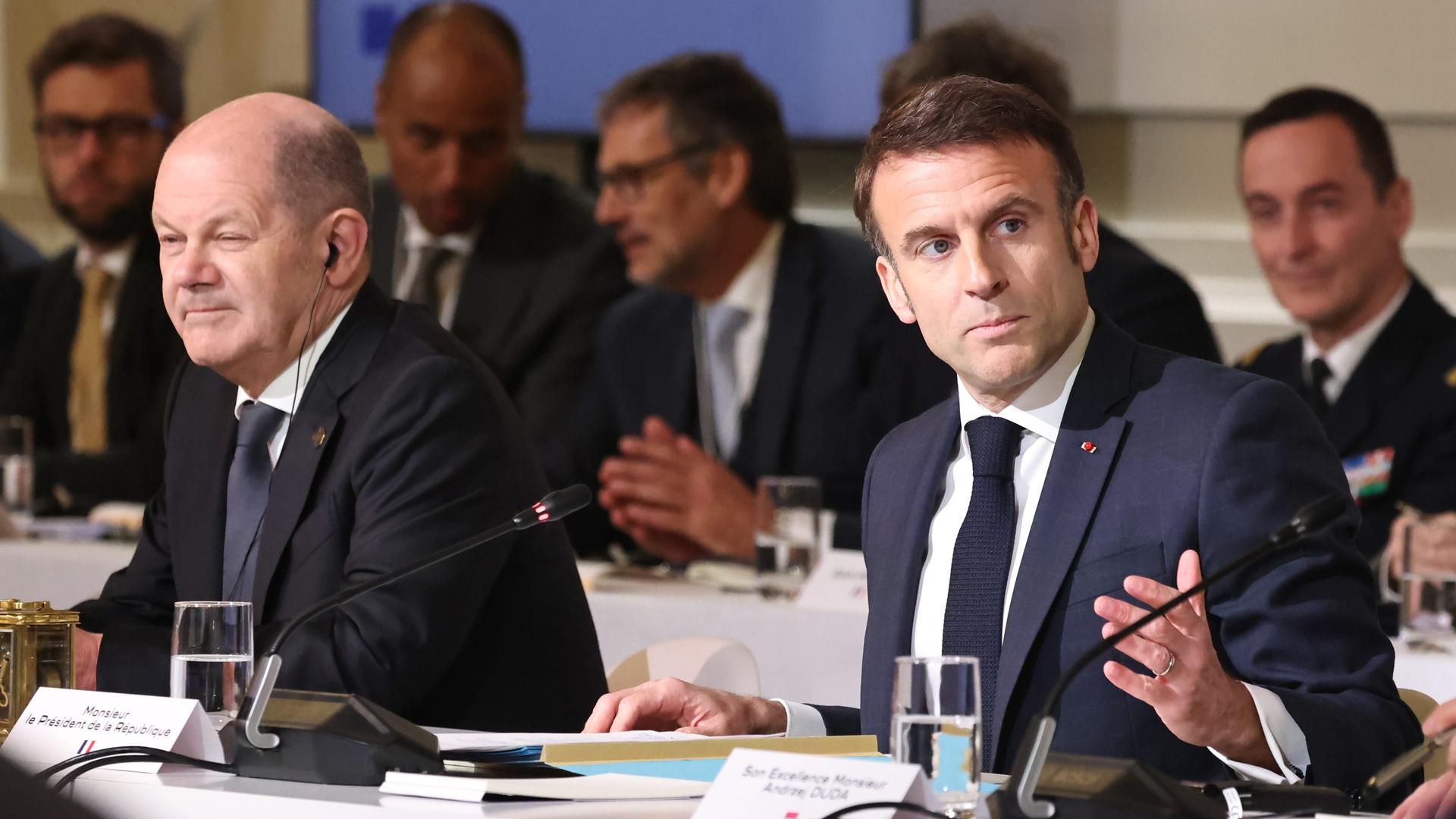 Unterstützerkonferenz für die Ukraine im Elysée Palast: Frankreichs Präsident Emmanuel Macron mit Bundeskanzler Olaf Scholz (links).