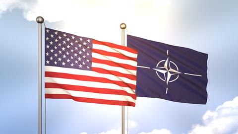 Die USA- und die NATO-Fahnen wehen beide in eine Richtung.