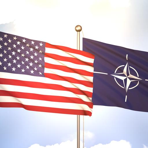 Die USA- und die NATO-Fahnen wehen beide in eine Richtung.