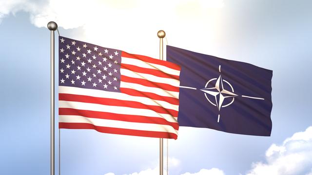 Die USA- und die NATO-Fahnen wehen beide in eine Richtung.
