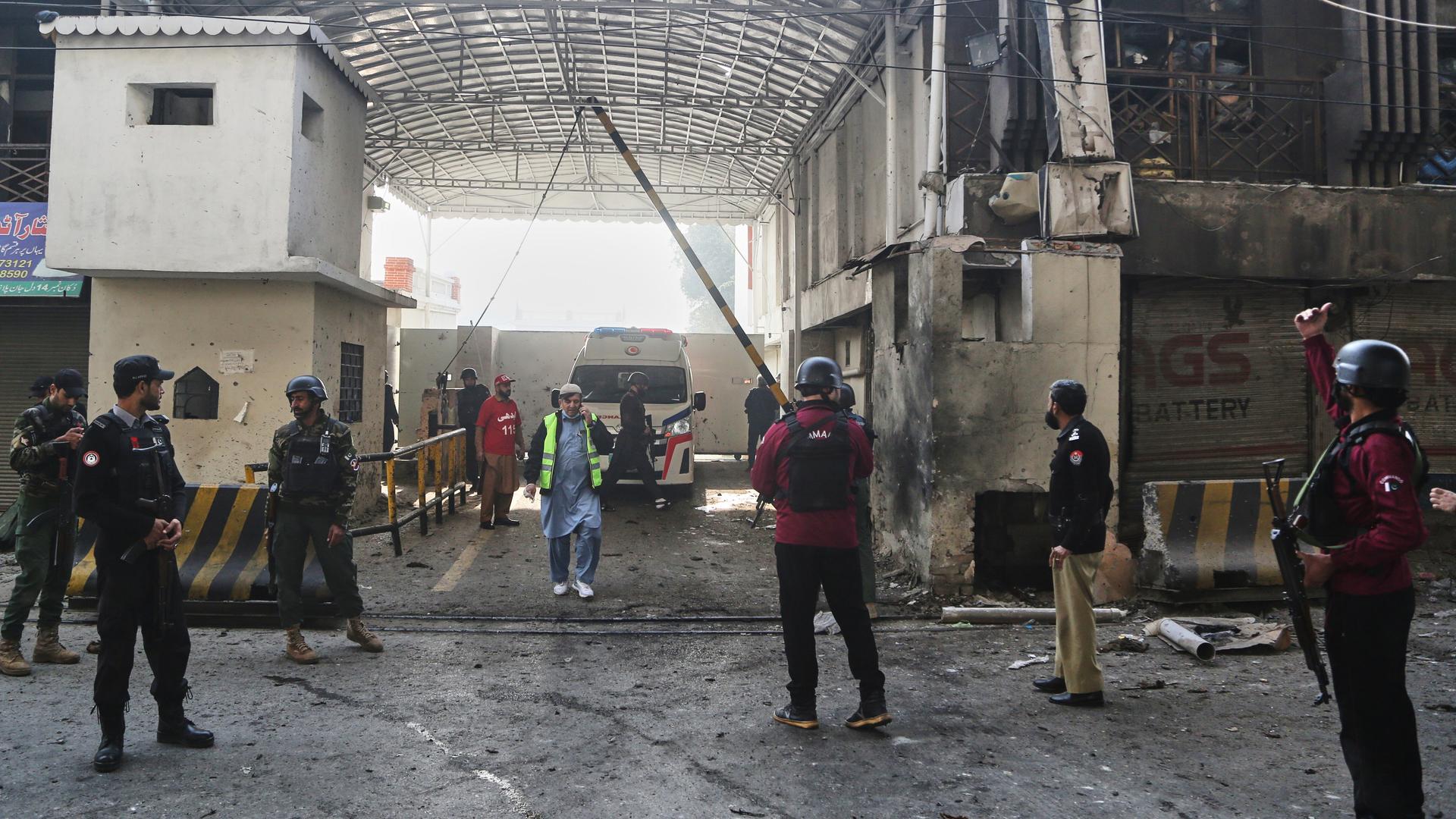 Sicherheitsleute stehen am Eingang des Hauptquartiers der paramilitärischen Einheit in Peschawar.