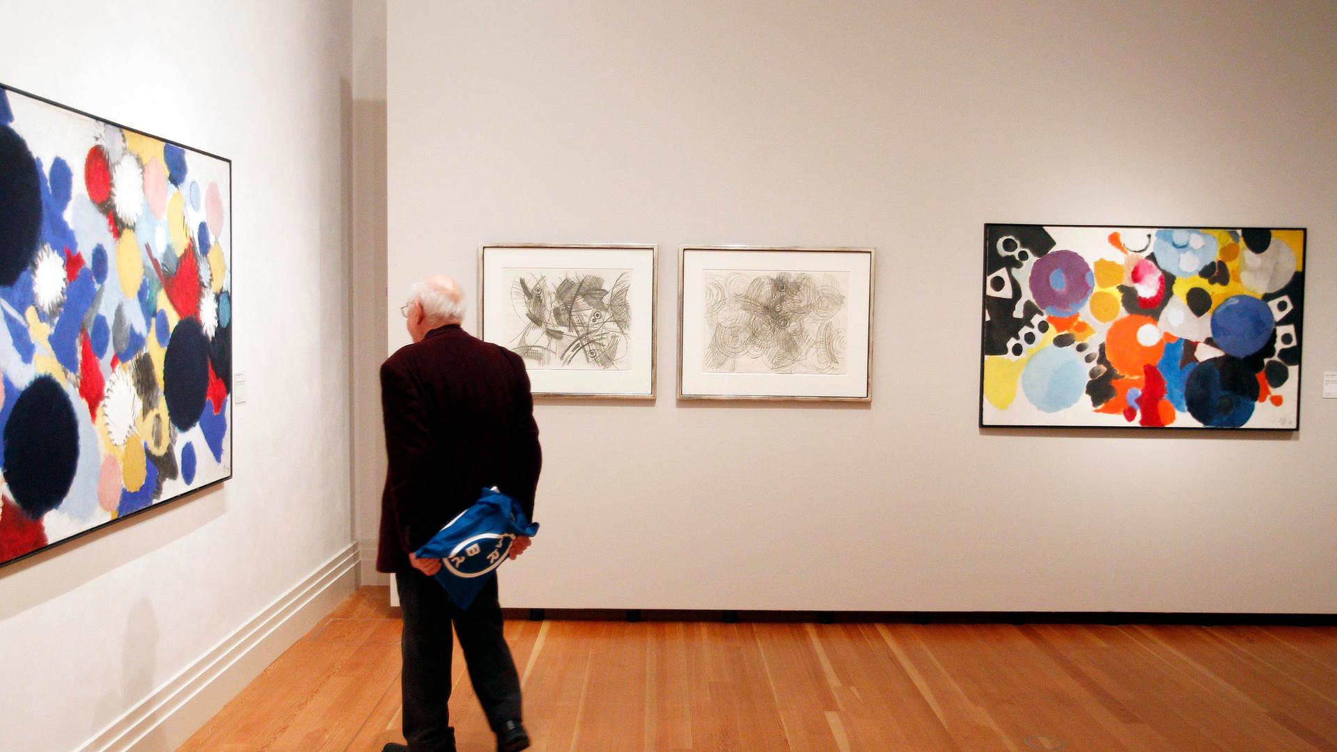 Von Beckmann bis Warhol: Die Kunst-Sammlungung des Bayer-Konzerns, hier zu sehen bei einer Ausstellung im Berliner Martin-Gropius-Bau, wird teilweise versteigert. Von Beckmann bis Warhol: Die Kunst-Sammlungung des Bayer-Konzerns, hier zu sehen bei einer Ausstellung im Berliner Martin-Gropius-Bau, wird teilweise versteigert.