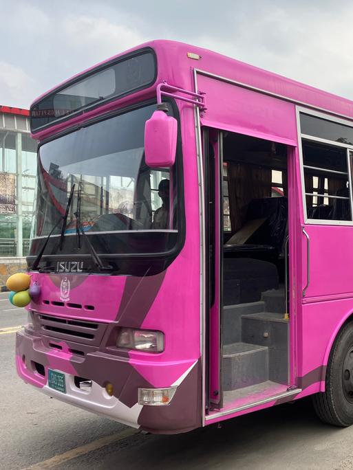 Ein pink lackierter Bus für den öffentlichen Stadtverkehr, nur für weibliche Fahrgäste, steht am Straßenrand der pakistanischen Hauptstadt Islamabad.