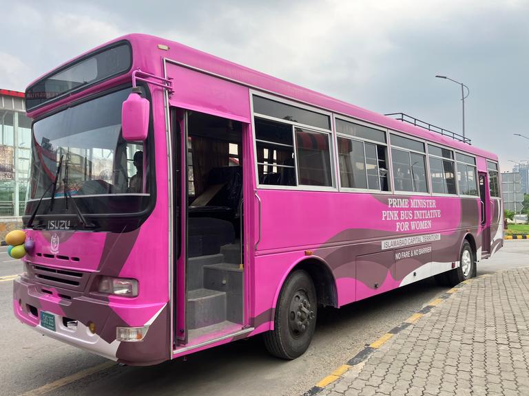 Ein pink lackierter Bus für den öffentlichen Stadtverkehr, nur für weibliche Fahrgäste, steht am Straßenrand der pakistanischen Hauptstadt Islamabad.