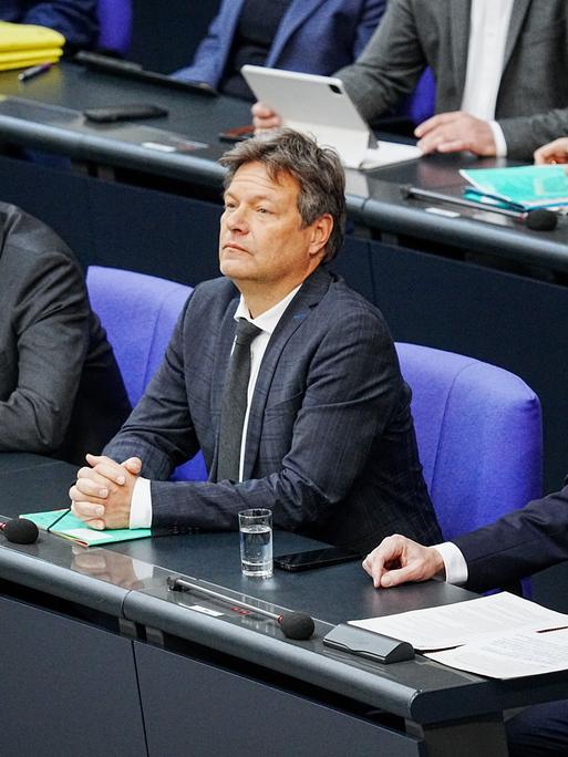 Bundeskanzler Olaf Scholz (SPD, r) nimmt im Bundestag an der Befragung der Bundesregierung neben Christian Lindner (FDP, l), Bundesminister der Finanzen, und Robert Habeck (Bündnis 90/Die Grünen, M), Bundesminister für Wirtschaft und Klimaschutz, teil.