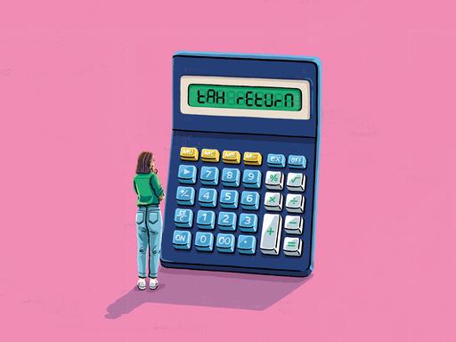 Illustration: Eine Frau steht vor einem übergroßen Taschenrechner, auf dem Display steht 'Tax Return'.