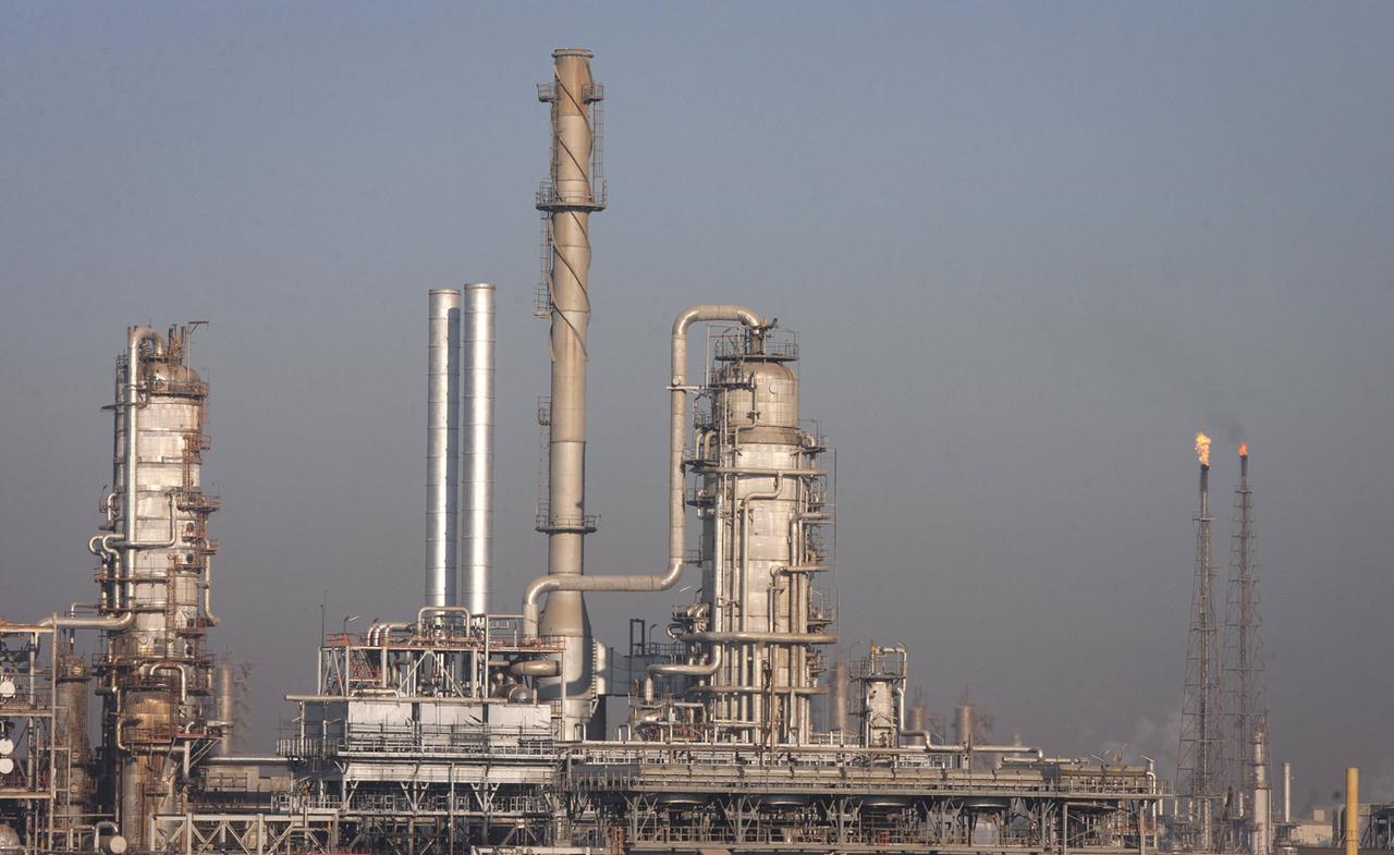 Das Archivbild von 2010 zeigt die Erdölraffinerie in Abadan im Iran.