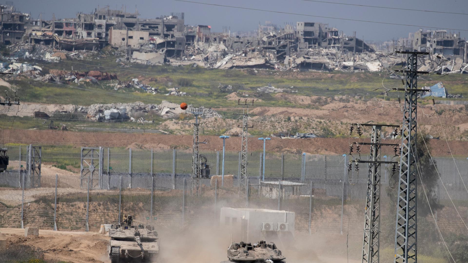 Israelische Panzer fahren nach einem EInsatz im Gaza-Streifen nach Israel zurück. Israelische Panzer fahren nach einem EInsatz im Gaza-Streifen nach Israel zurück.