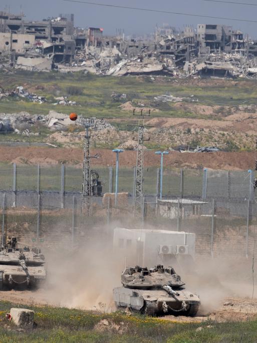 Israelische Panzer fahren nach einem EInsatz im Gaza-Streifen nach Israel zurück.