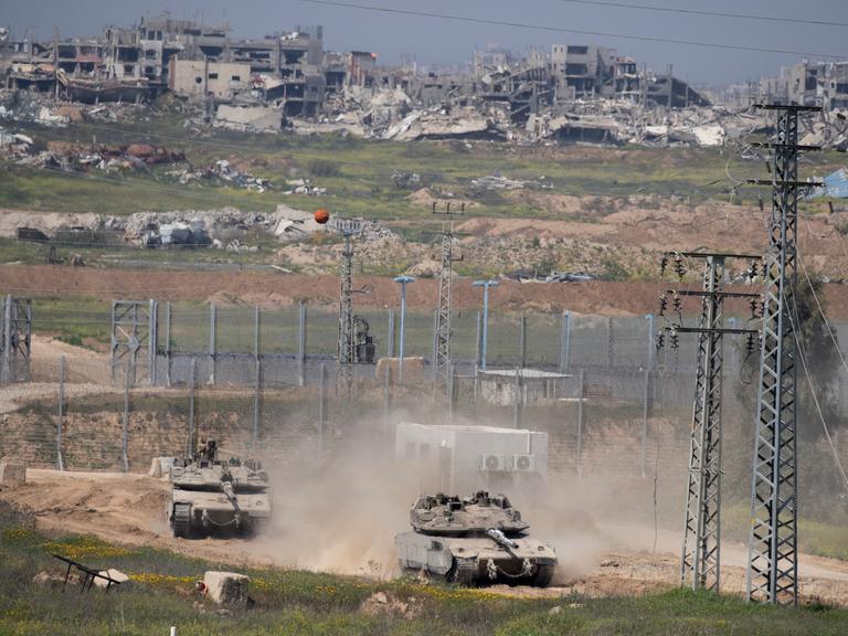 Israelische Panzer fahren nach einem EInsatz im Gaza-Streifen nach Israel zurück.