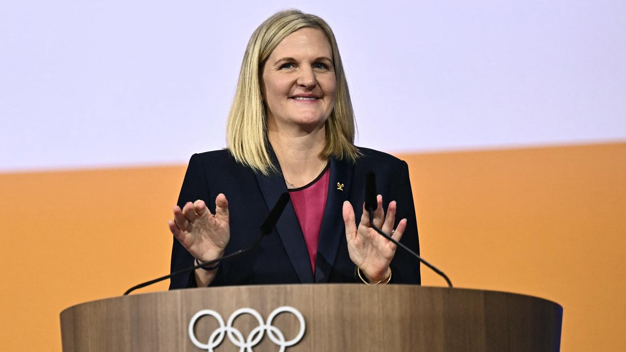  IOC-Präsidentin Kirsty Coventry steht an einem Rednerpult.