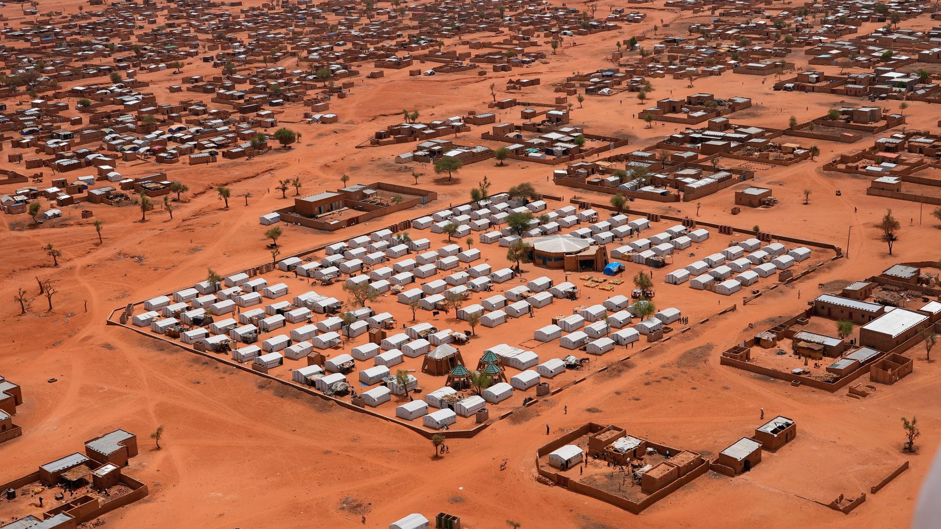 Eine Luftaufnahme zeigt ein Lager für Binnenvertriebene in Djibo in Burkina Faso.