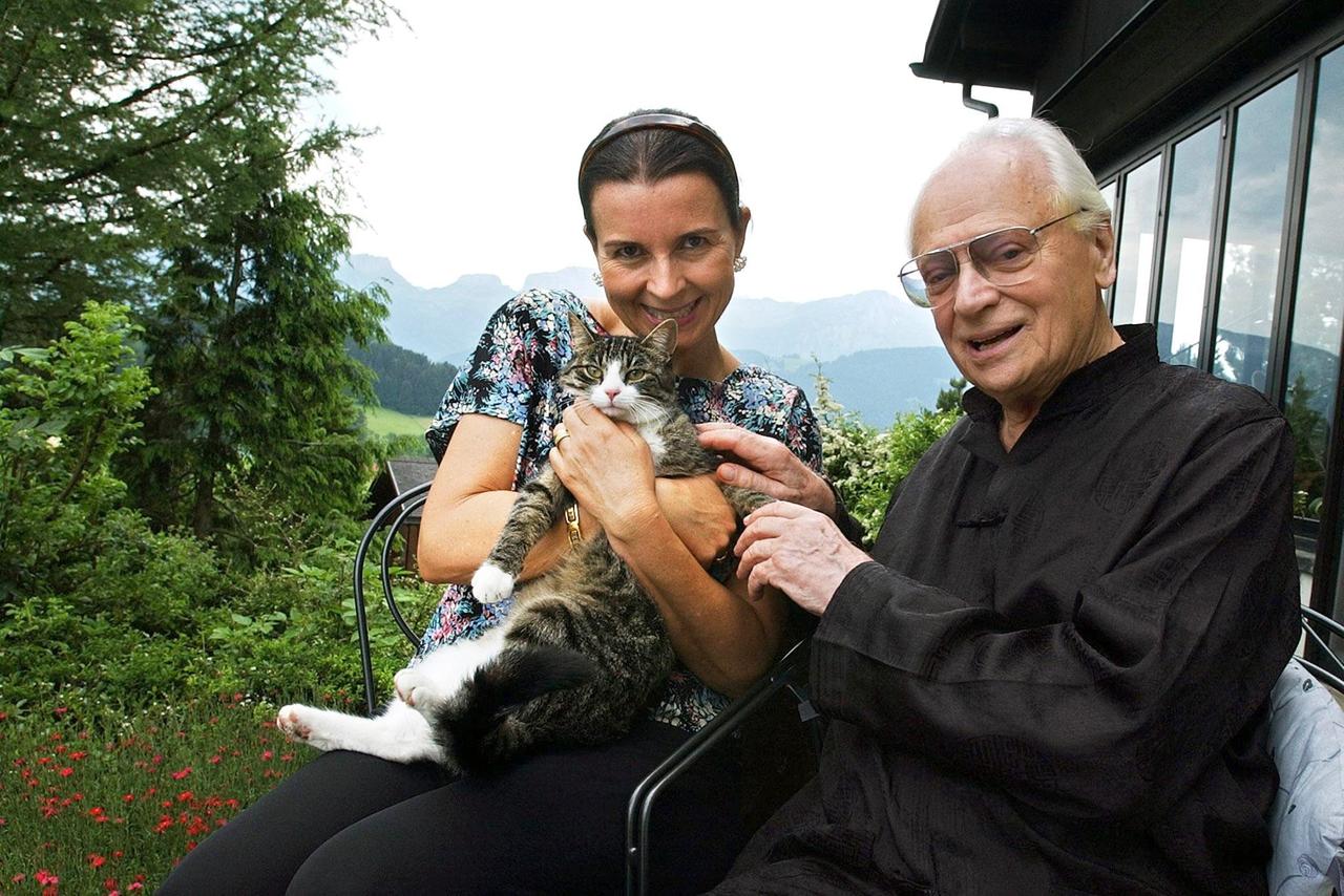 Der israelische Schriftsteller und Satiriker Ephraim Kishon mit seiner dritten Frau Lisa Witasek und ihrer Katze im Garten seines Hauses im schweizerischen Appenzell im Jahr 2003.