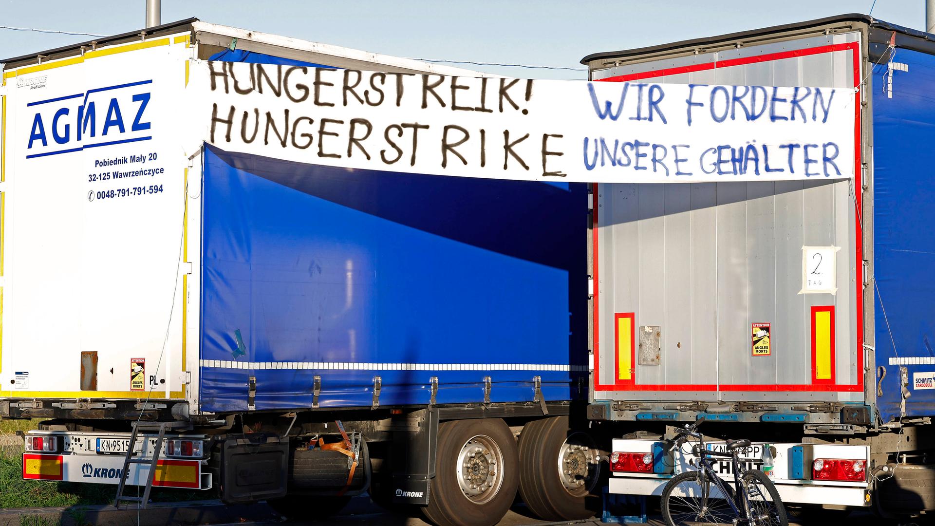 Das Foto zeigt einen Lkw mit einem Banner, auf dem "Hungerstreik" steht.