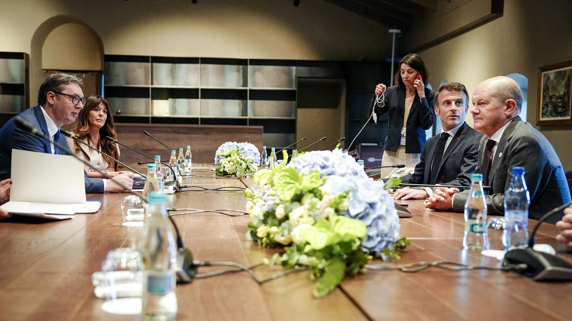 Moldau, Bulboaca: Aleksandar Vucic (l), Präsident der Republik Serbien, Frankreichs Präsident Emmanuel Macron, und Bundeskanzler Olaf Scholz (SPD) kommen beim Gipfeltreffen der Europäischen Politischen Gemeinschaft (EPG) in Moldau zu einem Gespräch zusammen.