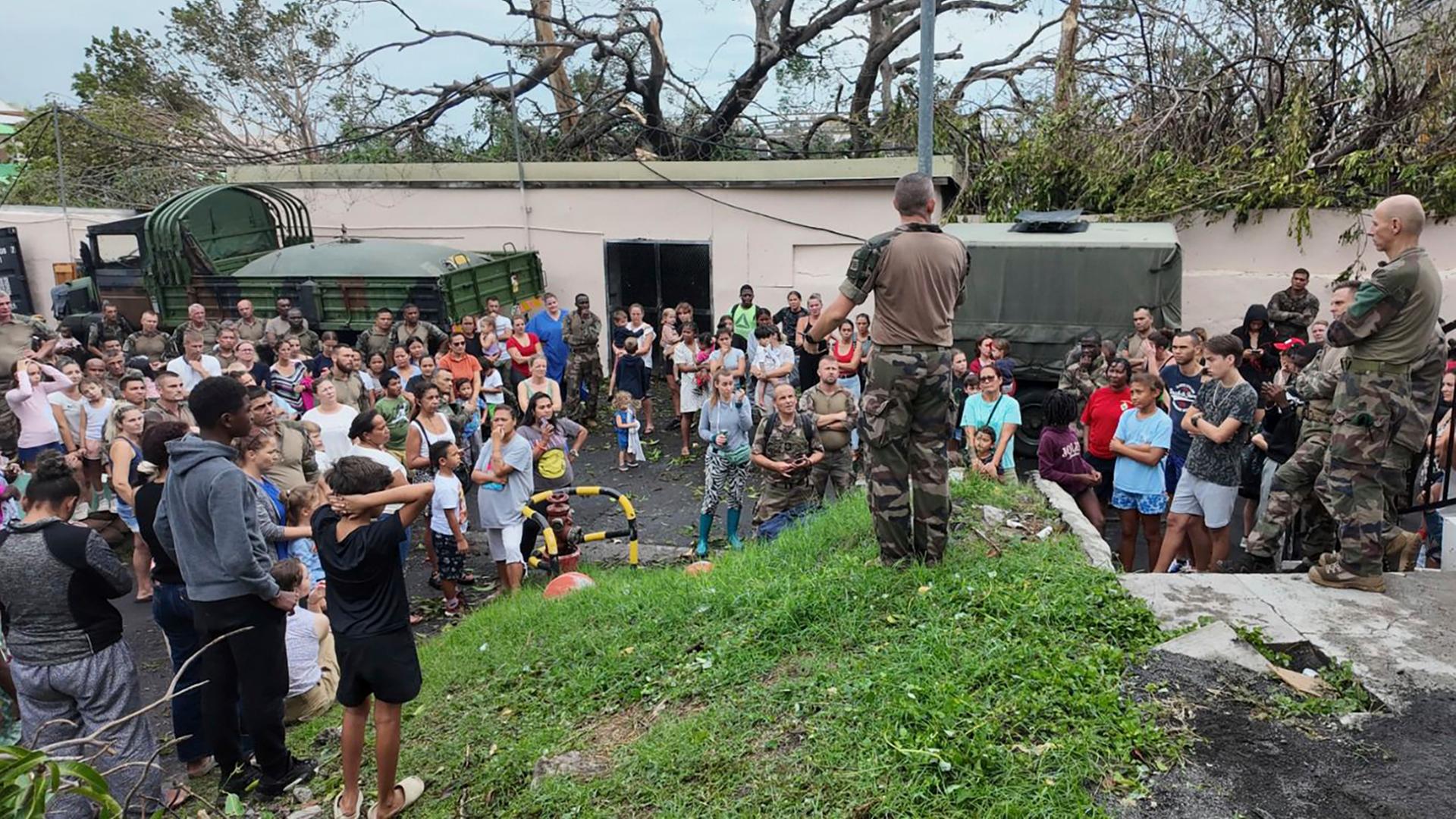 Soldaten, die sich an die Bevölkerung des französischen Territoriums Mayotte im Indischen Ozean wenden, nachdem der Zyklon Chido große Schäden angerichtet hat und mehrere Todesopfer zu beklagen sind. 