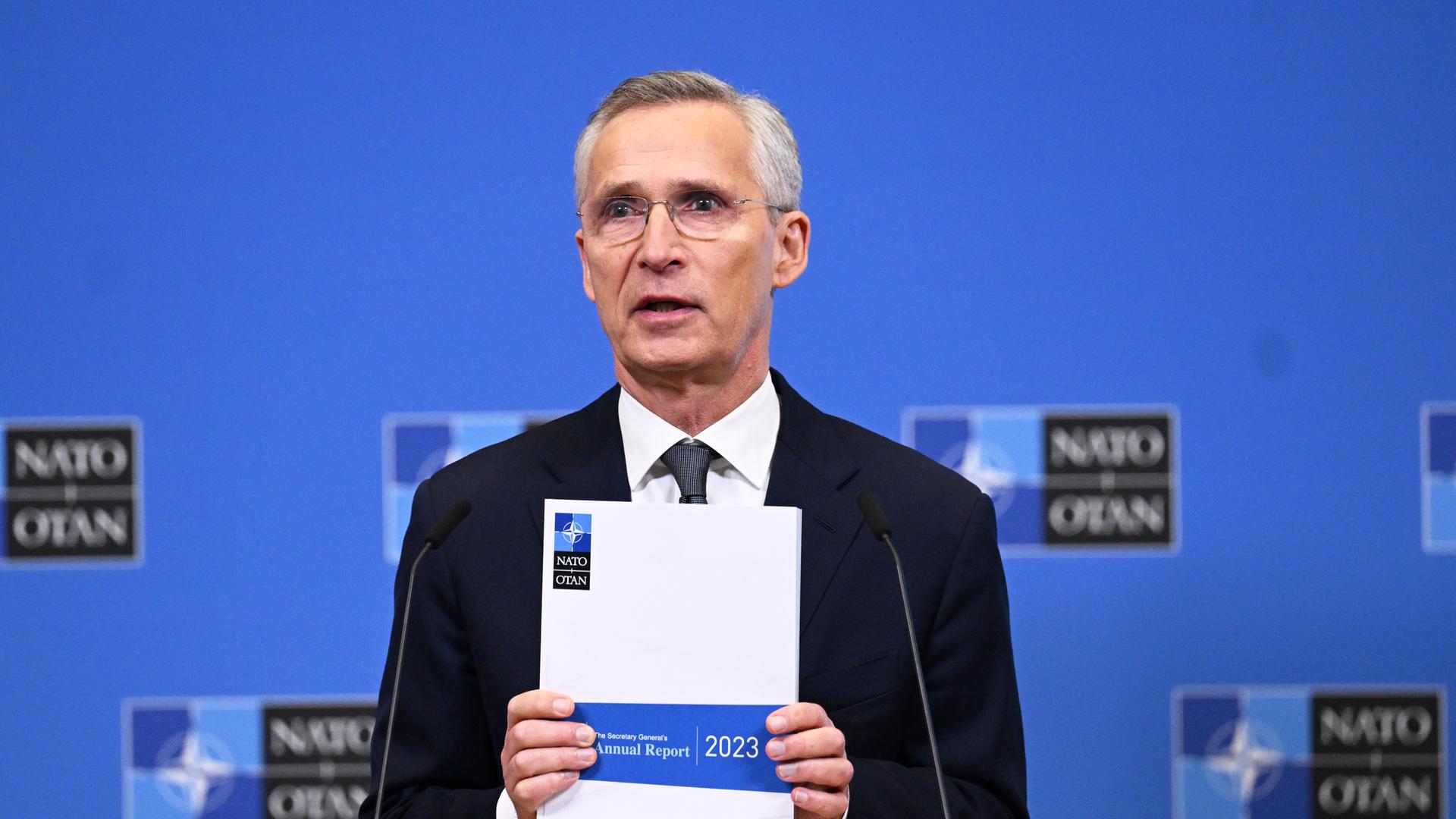 Jens Stoltenberg präsentiert bei einer Pressekonferenz den NATO-Jahresbericht 2023.