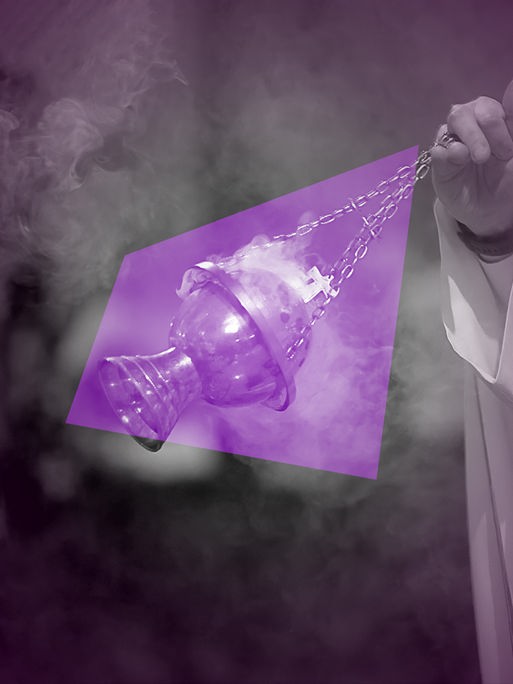 Das violett eingefärbte Bild einer Hand, die Weihrauch schwenkt, wird von einem violetten Mosaikstück überlagert.