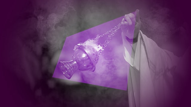 Das violett eingefärbte Bild einer Hand, die Weihrauch schwenkt, wird von einem violetten Mosaikstück überlagert.