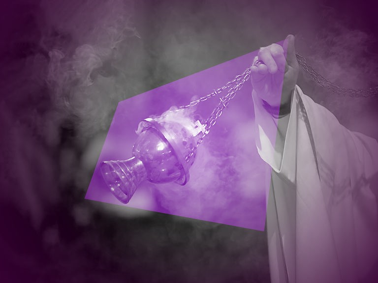 Das violett eingefärbte Bild einer Hand, die Weihrauch schwenkt, wird von einem violetten Mosaikstück überlagert.
