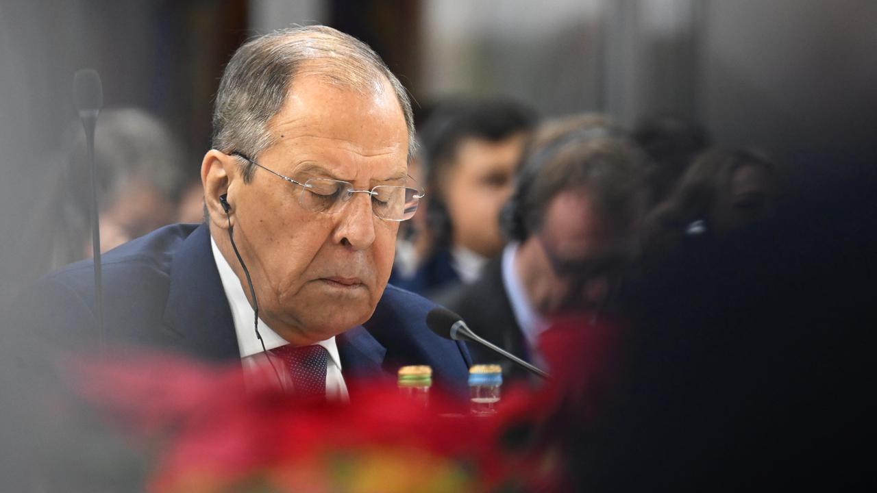 Sergej Lawrow, Außenminister von Russland, sitzt zu Beginn der Arbeitssitzung des 30. Ministerrats der Organisation für Sicherheit und Zusammenarbeit in Europa (OSZE) im Sports Centre Boris Trajkovski.