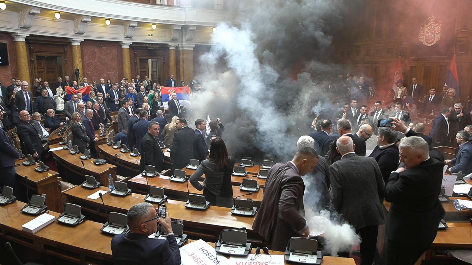 Belgrad: In diesem Standbild aus einem von RTS Serbien zur Verfügung gestellten Video werden Rauchbomben und Leuchtraketen im Parlament gezündet.