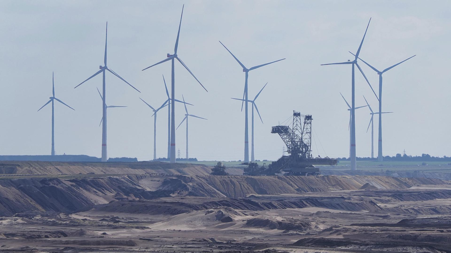 Windräder stehen am Rand des Braunkohlewerks Garzweiler