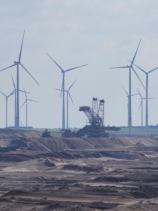 Windräder stehen am Rand des Braunkohlewerks Garzweiler