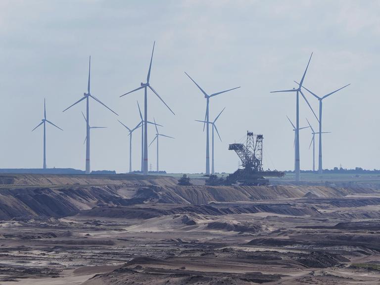 Windräder stehen am Rand des Braunkohlewerks Garzweiler