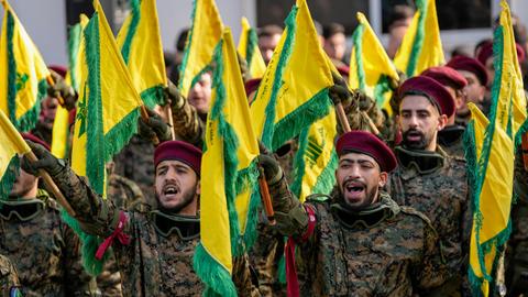 Hisbollah-Kämpfer bei der Beerdigung eines hochrangigen Hisbollah-Kommandeurs.