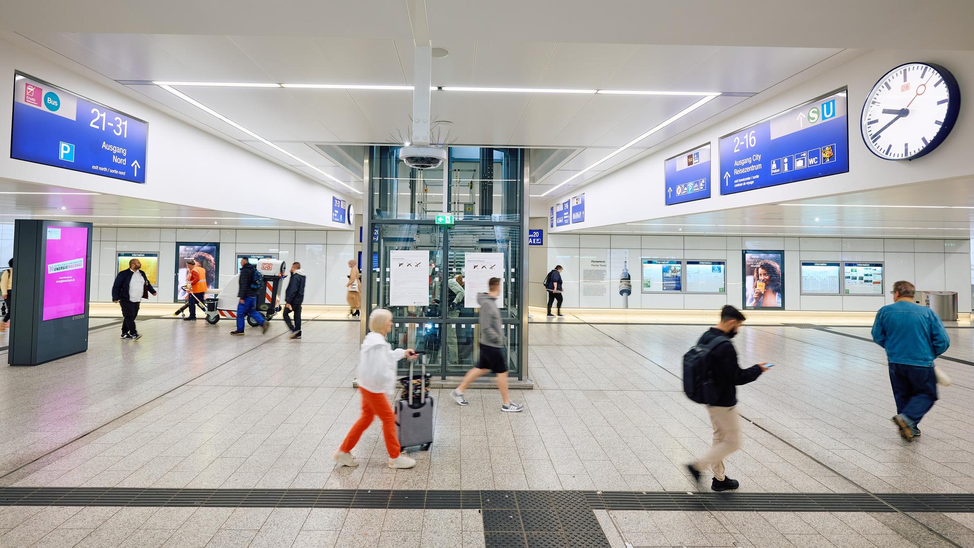 Nordrhein-Westfalen, Dortmund: Reisende gehen durch den Dortmunder Hauptbahnhof. Pünktlich zur Europameisterschaft hat die Bahn ihre Modernisierungsarbeiten am Bahnhof abgeschlossen. 