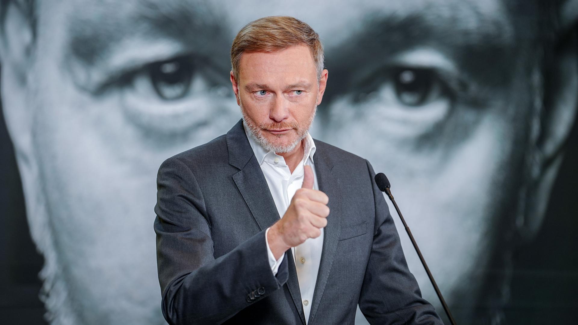 Christian Lindner, Parteivorsitzender der FDP, gibt nach einer Sitzung des Bundesvorstands seiner Partei eine Pressekonferenz zu seiner Kandidatur als FDP-Spitzenkandidat für die vorgezogene Bundestagswahl.